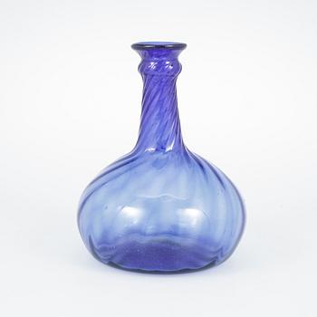 KARAFF, blått glas, möjligen Gjövik, Norge, 1800-talets första hälft.