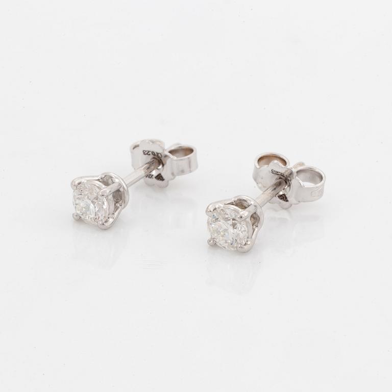 Örhängen, med briljantslipade diamanter.