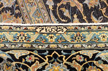 A Kashan carpet, a. 381 x 292 cm.