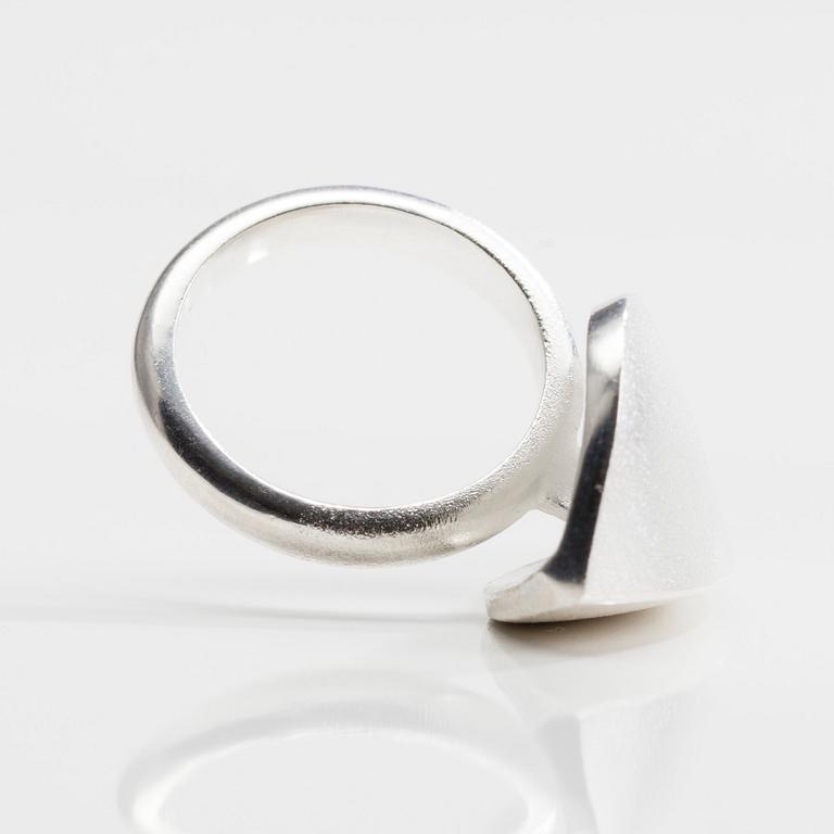 RING, sterling silver, "Shade" Pekka Hirvonen, Lapponia 2000-tal. Vikt 12,6 g.