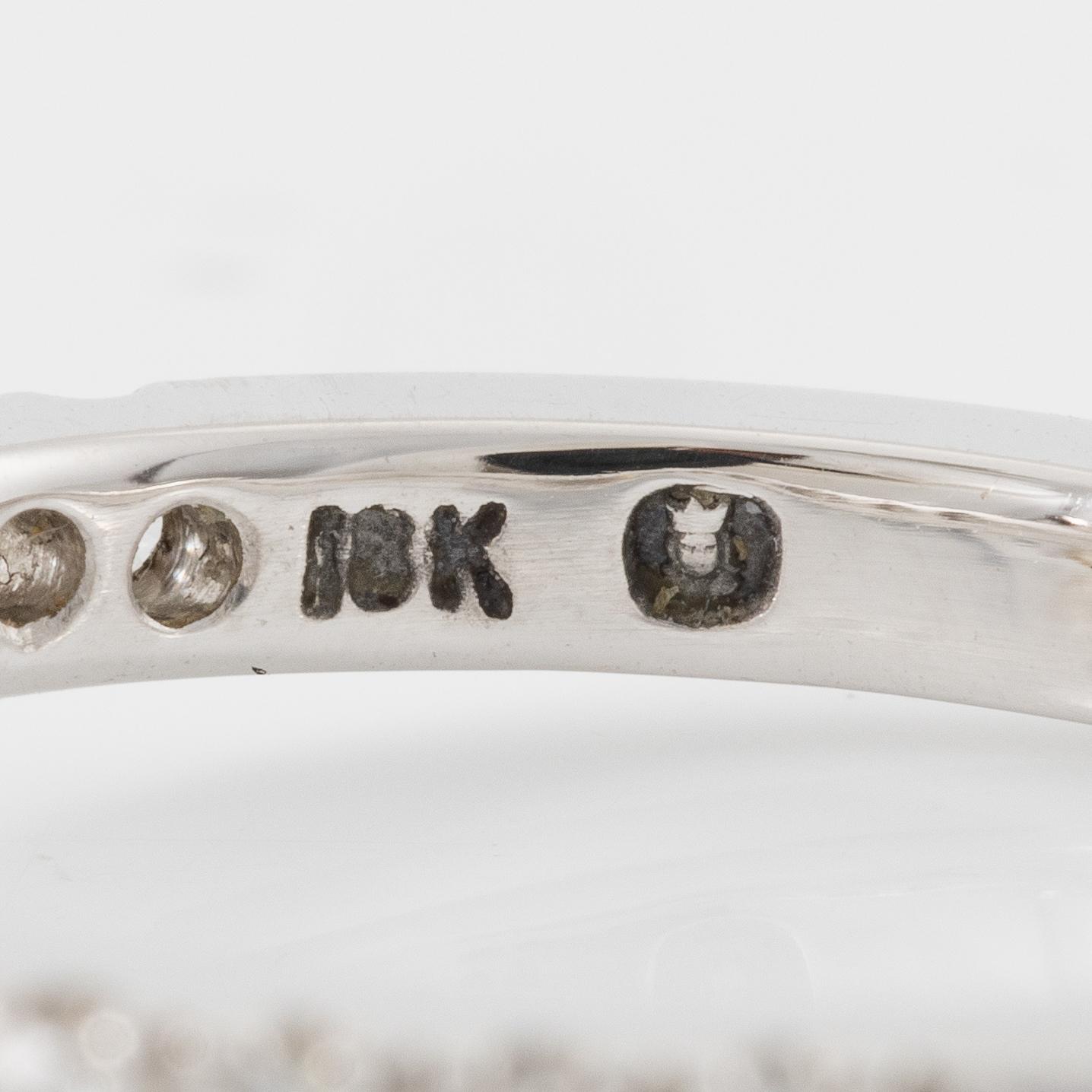 Ring, 18K vitguld med briljantslipad diamant.