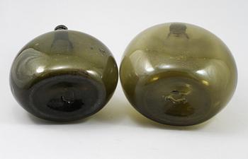 FLASKOR, 2 st, glas, 1700-/1800-tal.