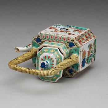 TEKANNA med LOCK, porslin. Qing dynastin, Kangxi (1662-1722).