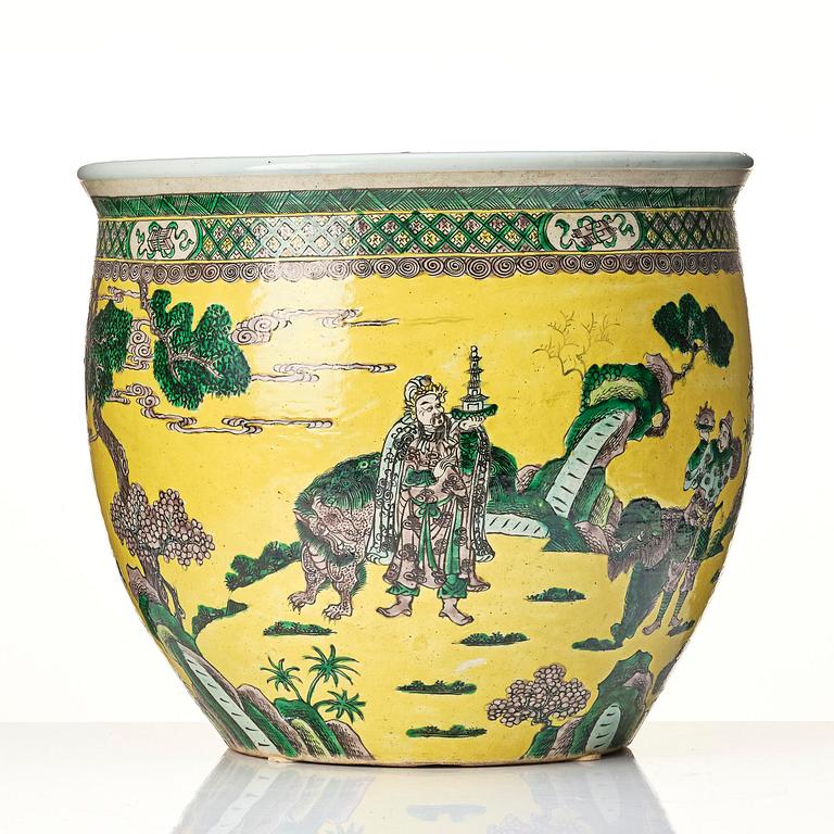 Fiskbassäng/ytterfoder, porslin. Qingdynastin, 1800-tal. Märkt i botten 'TACK LOONG CANTON CHINA'.
