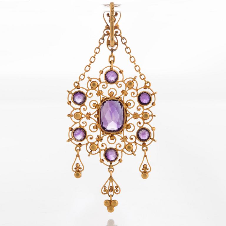 Collier med fasettslipade ametister och pärlor.