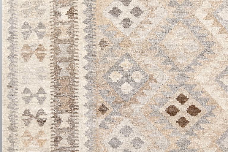 A Kilim rug, approx. 299 x 200 cm.