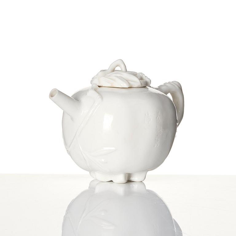 A blanc de chine tea pot with cover, Qing dynasty, Kangxi (1662-1722).