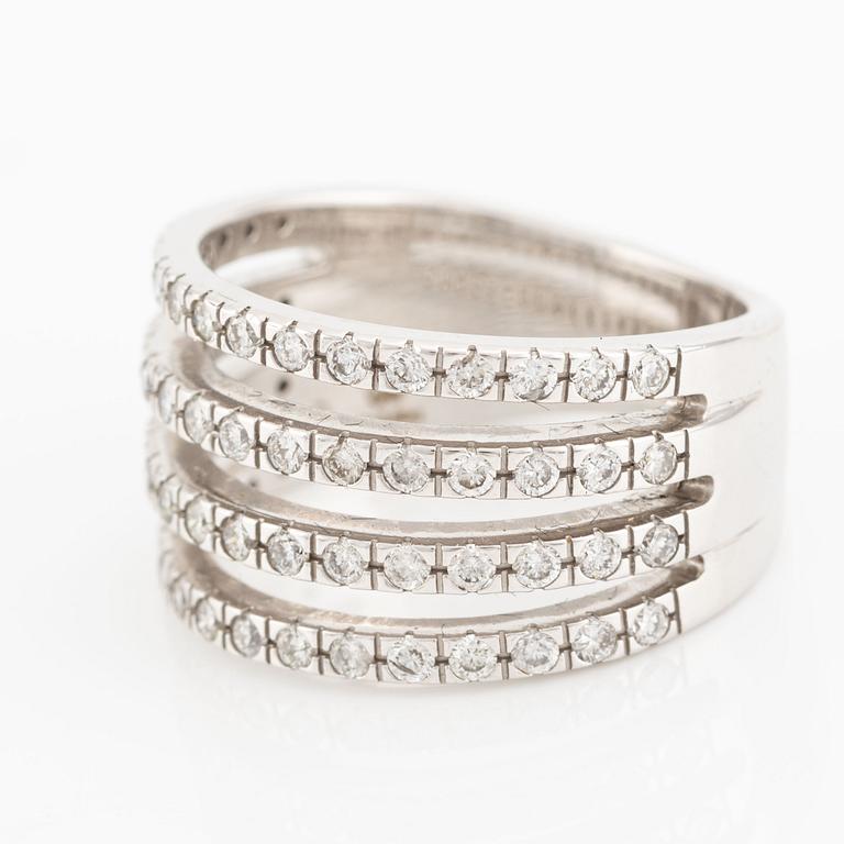 Ring, vitguld, genombruten dekor med briljantslipade diamanter.