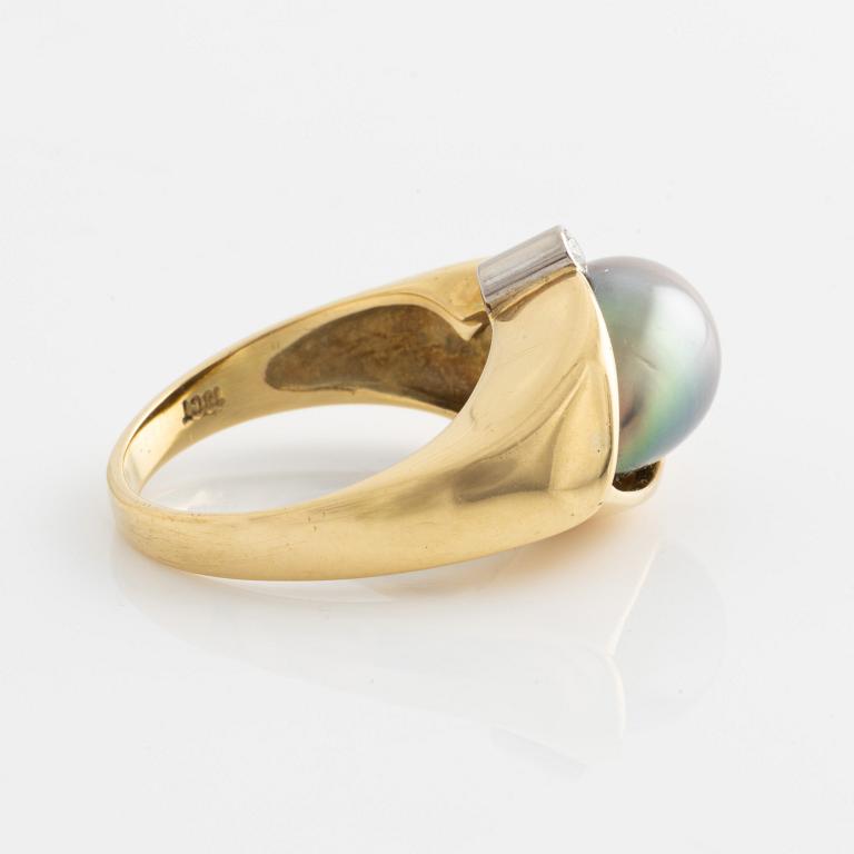 Ring, with pear-shaped pearl and brilliant-cut diamond.