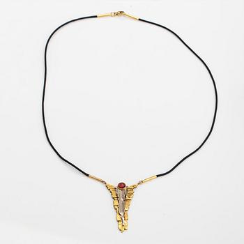 Jouni Salo, A unique necklace made of 18K gold, palladium, leather and a garnet. Tillander, Helsinki 1995.