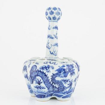 Tulpanvas, porslin, Kina, 1800-tal.