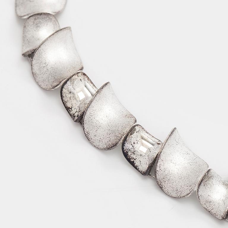 Chao-Hsien Kuo, a sterling silver necklace 'Sparkling Spring', Lapponia 2012.
