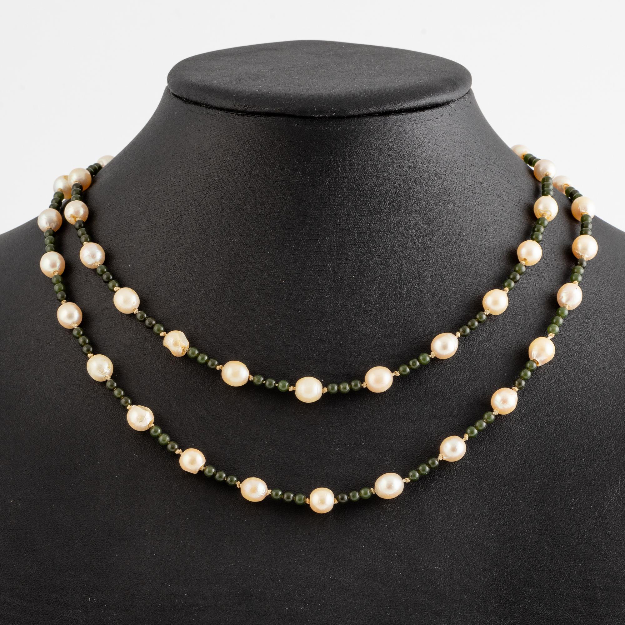 Pearl necklace, cultured pearls and green stone beads, with clasp in 18K gold.
