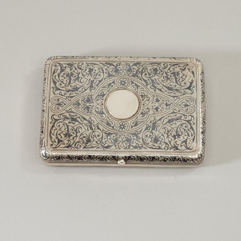 CIGARETTETUI, av Ivan Chlebnikov, Moskva 1884. Hovleverantörsstämpel.