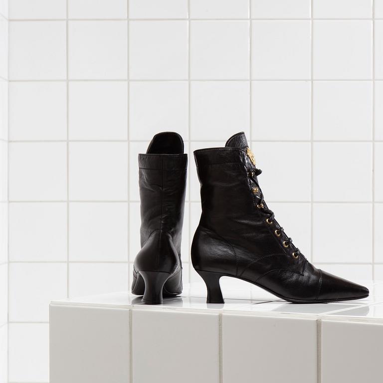SKOR, Gianni Versace, storlek 38 1/2 & 39.