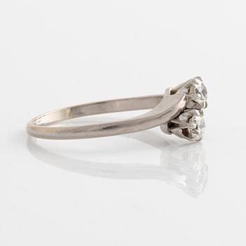 Ring in 18K white gold with two brilliant-cut diamonds.