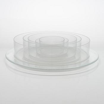 Timo Sarpaneva, skål 2370  och fat 2270 "Marcel" för IIttala. I produktion 1993-1998.