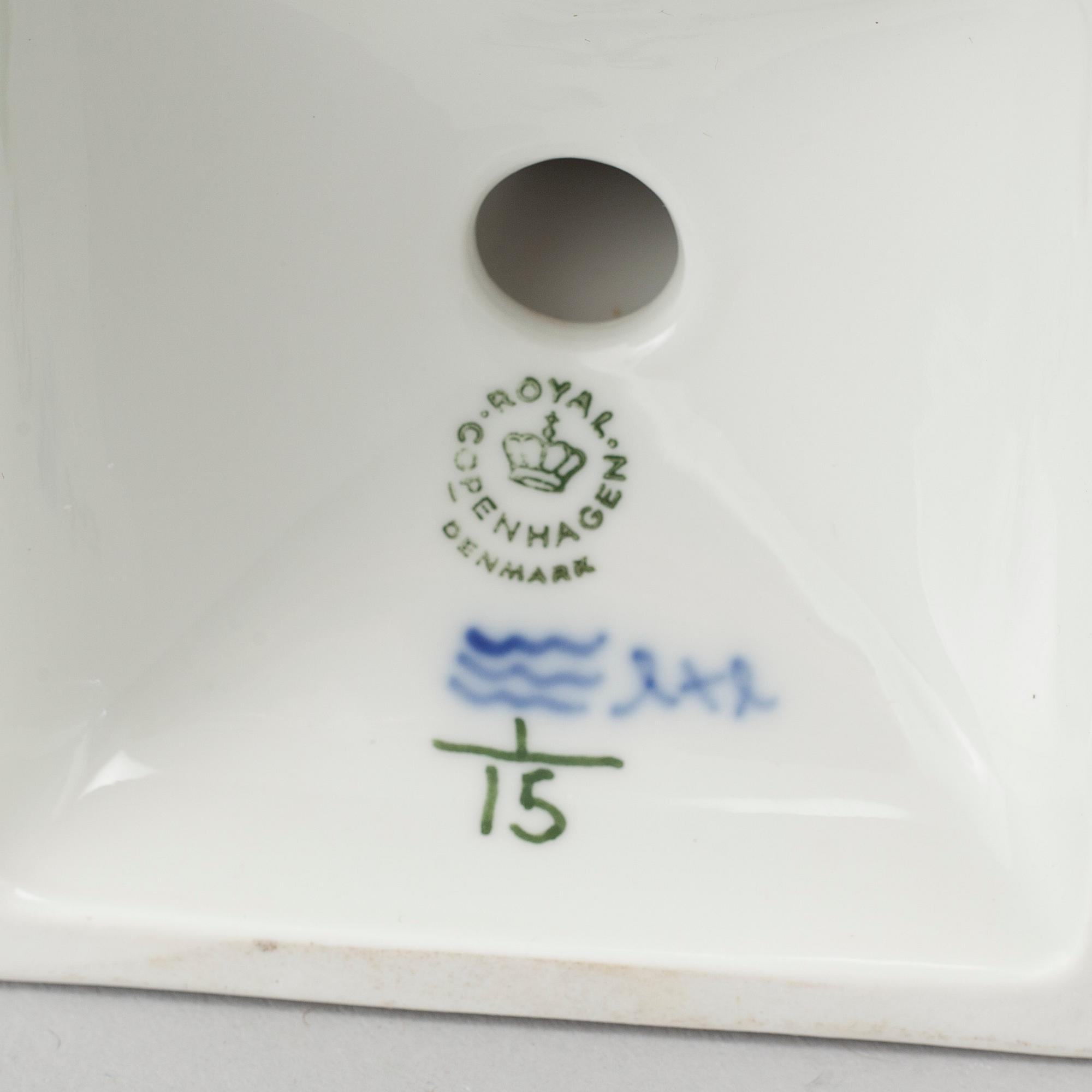 KANDELABER och LJUSSTAKE, porslin, "Musselmalet", Royal Copenhagen, 1900-tal.