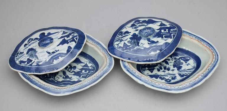 KAROTTER, ett par, kompaniporslin, Kina, Jiaqing 1796-1820.