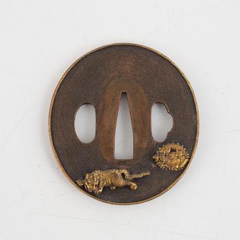 Tsuba, fyra stycken i kiri-box, järn och brons, 1700- och 1800-tal.