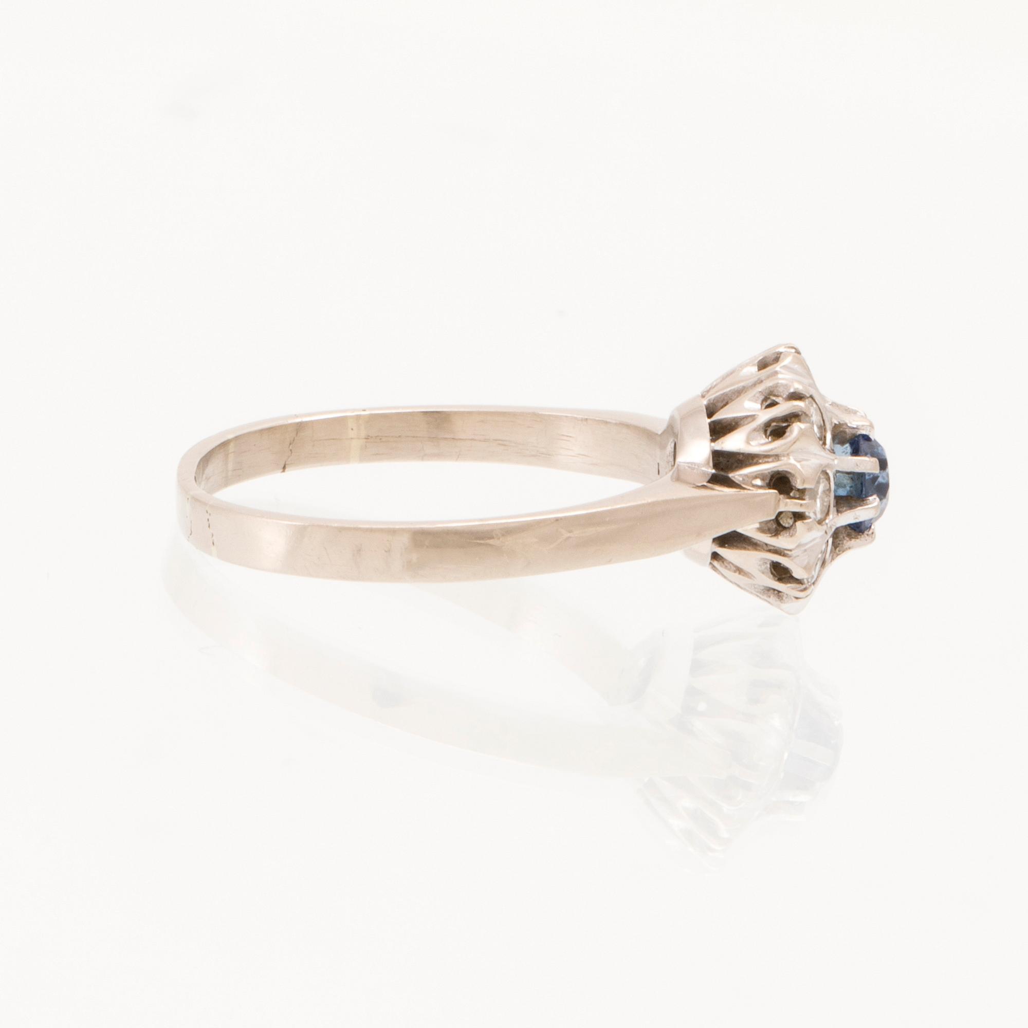 Ring Carmosé 18K white gold with round brilliant-cut sapphire and diamonds, K G Markström Uppsala 1975.
