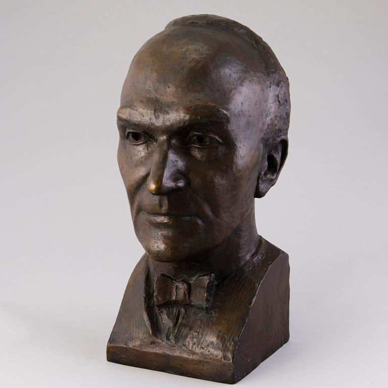 JUSSI MÄNTYNEN, a bronze sculpture, signed and dated 1950.