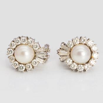 A pair of ca 1.50 ct brilliant-cut diamond earrings with cultured pearls.