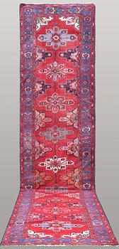 Malayer, ca 495 x 117 cm.