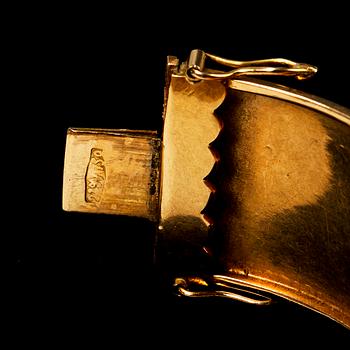 ARMBAND. 18k guld med tre ovalslipade lila stenar. 28g.