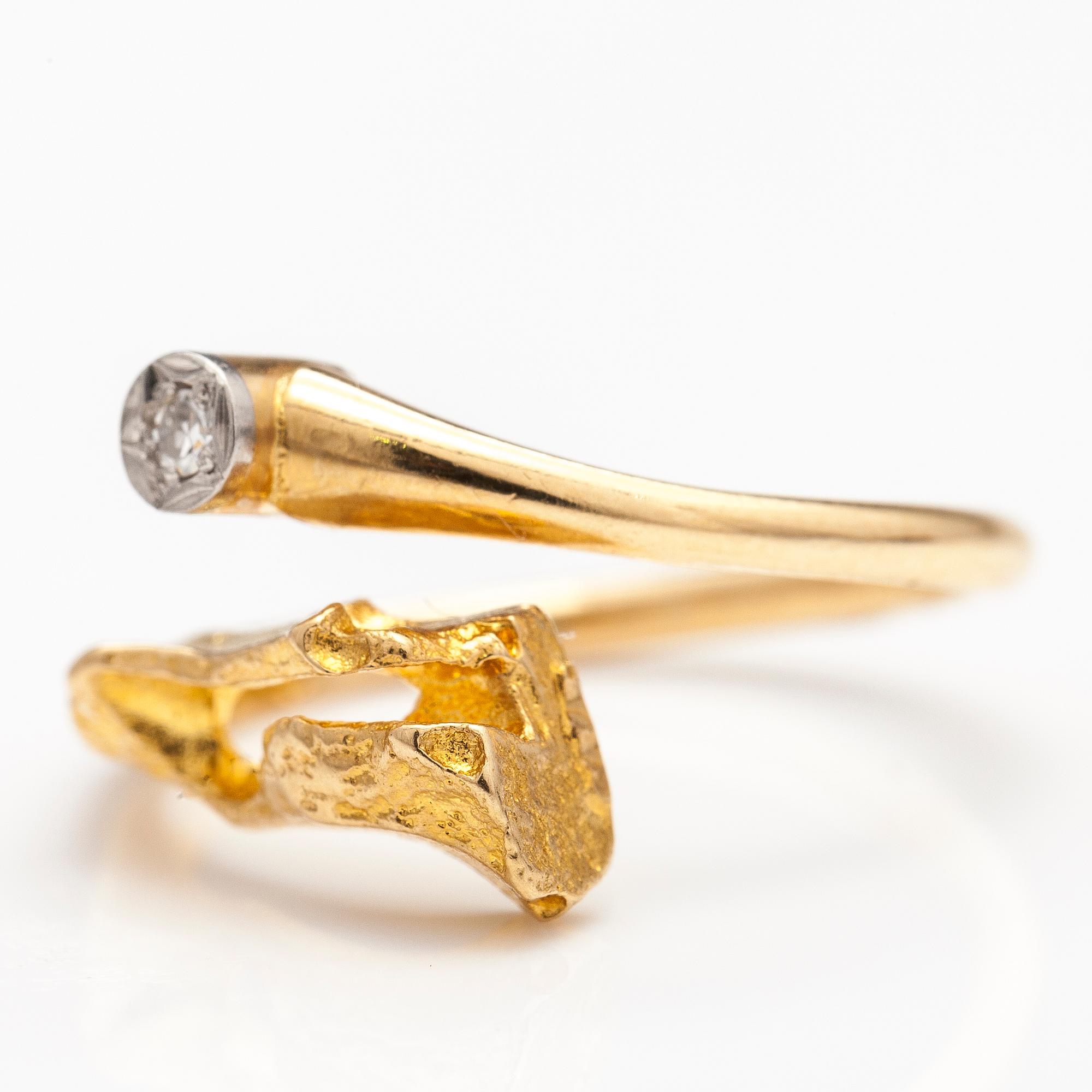 BJÖRN WECKSTRÖM, An 18K gold ring "Diamond well" with a 8/8 cut diamond ca. 0.02 ct. Lapponia 1972.