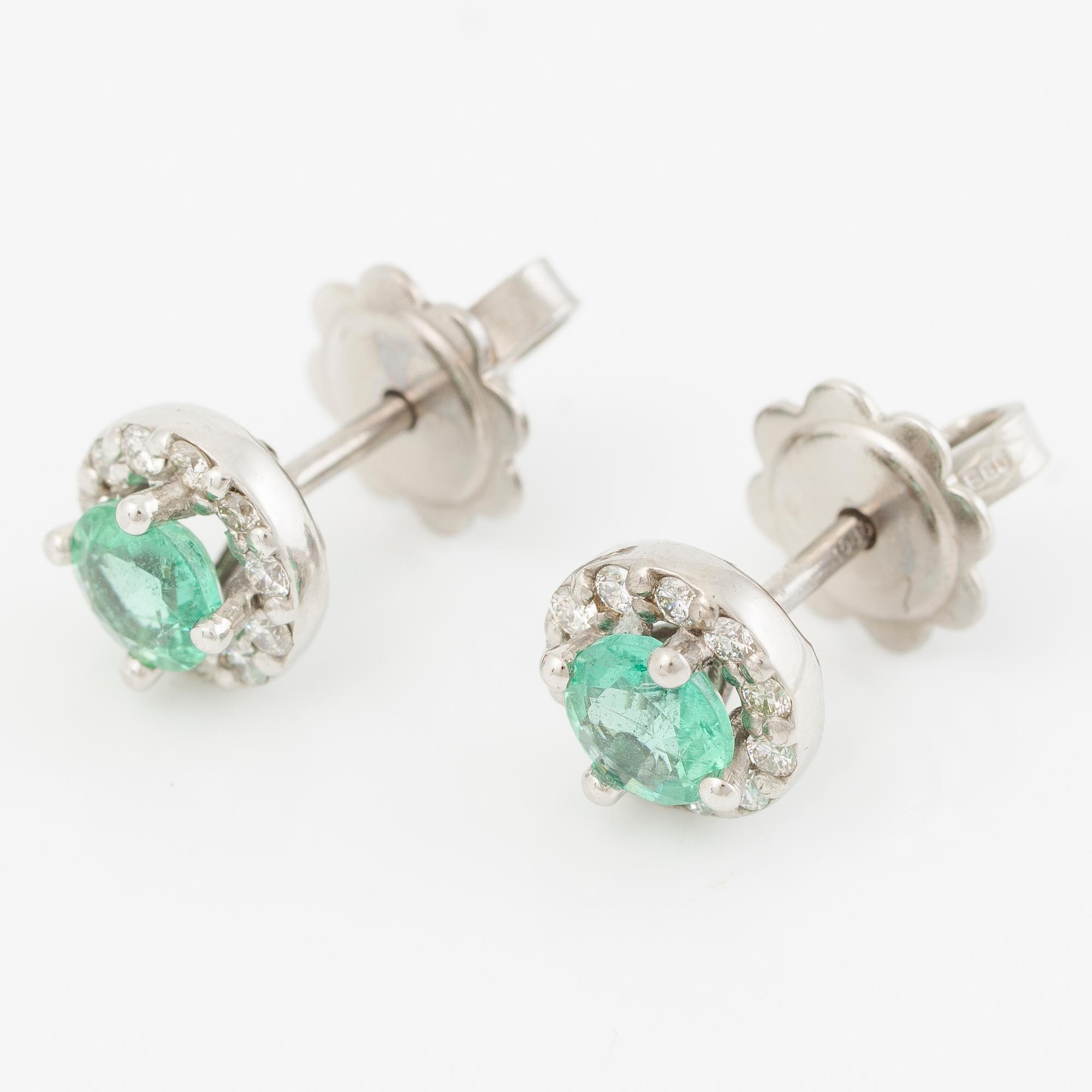 Earrings 14K white gold with emeralds and brilliant-cut diamonds.
