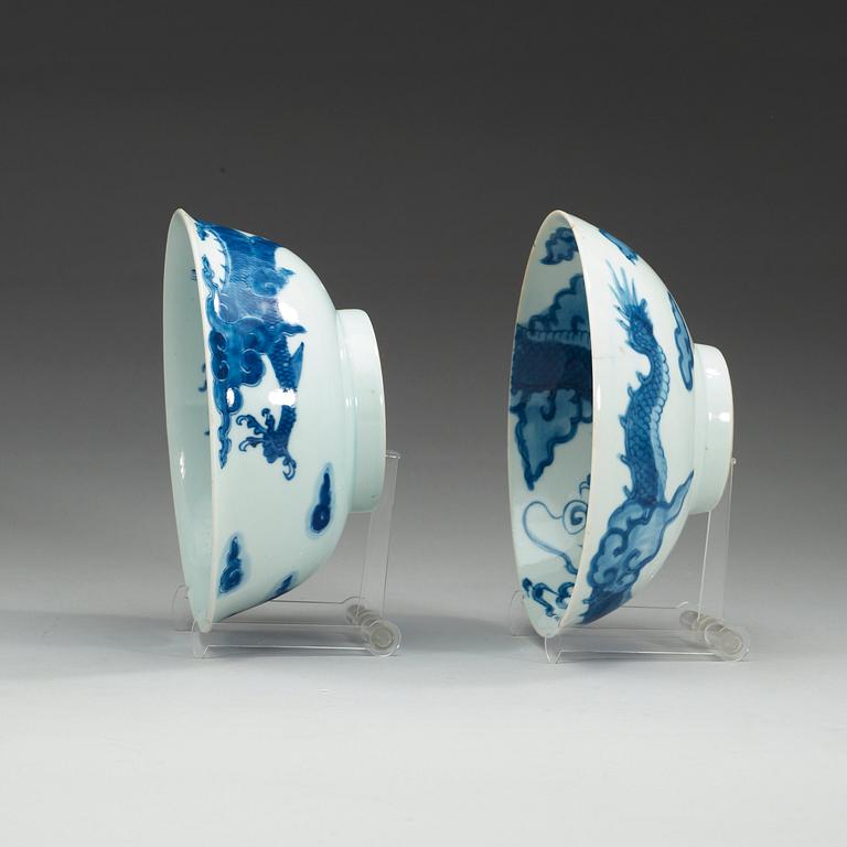 SKÅLAR, två stycken, porslin. Qing dynastin, 1700-tal med Yongzheng sex karaktärers märke.