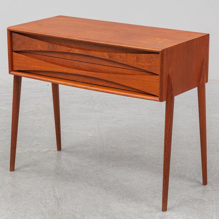 A 'GT 6835' mahogany chest of drawers by Rimbert Sandholt, AB Glas & Trä Hovmantorp, Sweden, 1960s.