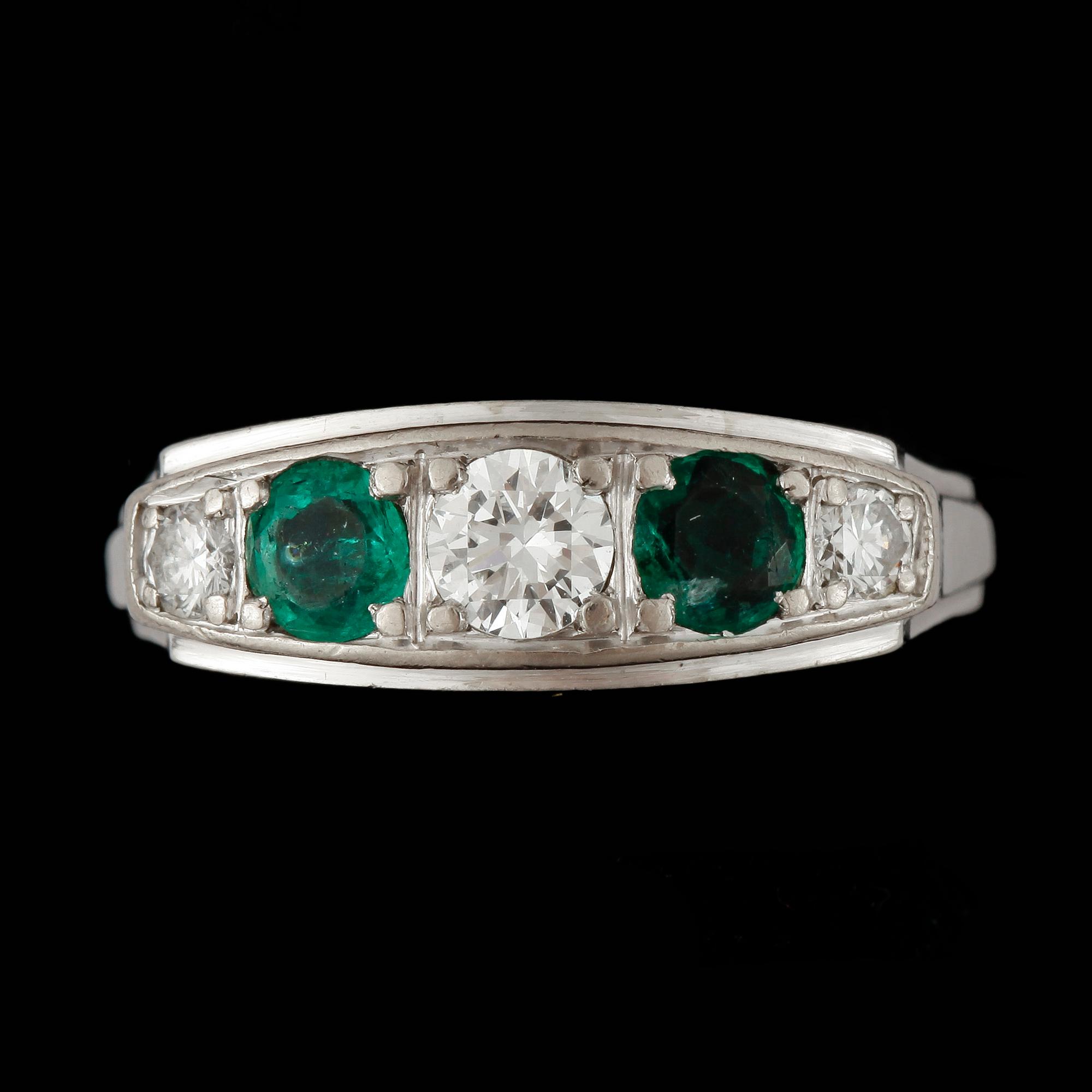 RING, 18k vitguld med briljantslipade diamanter ca0,28ct resp tot ca0,10ct och 2 smaragder. CG Hallberg, 1956. Vikt 5g.