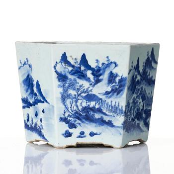 A blue and white flower pot, Qing dynasty, 19th century.