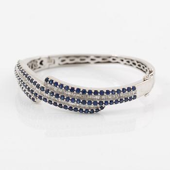 Armring 18K vitguld med baguetteslipade diamanter och blå safirer.