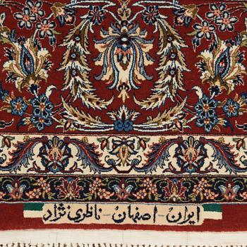 MATTA. Old Isfahan Nazeri nedjad. 240,5 x 157,5 cm (samt en kortsida med en cm slätväv,