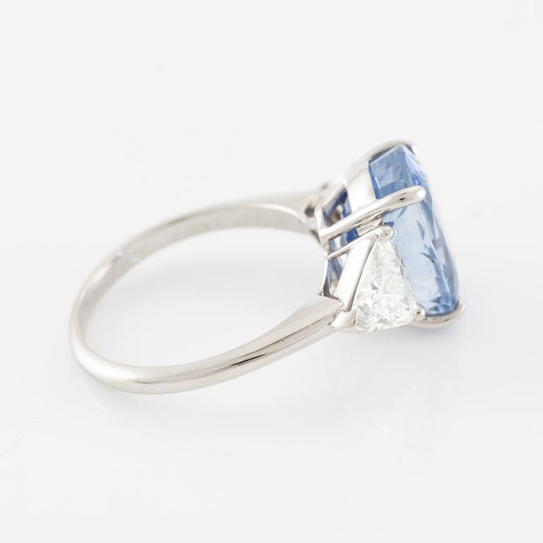 Ring med safir och triangelslipade diamanter.