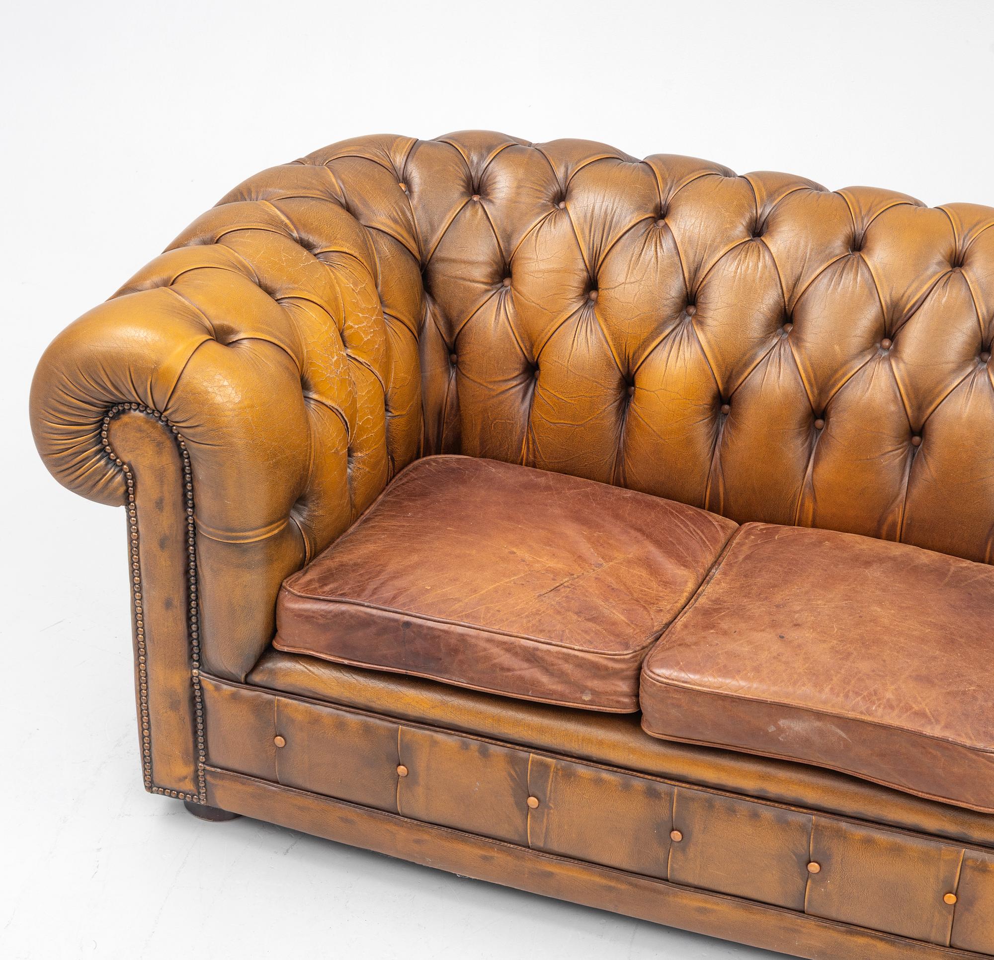 Sofa, Chesterfield model, late 20th century.