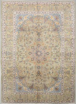 A NAJAFABAD RUG, 387 x 281 cm.