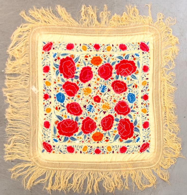 SJAL, Kina 1920-tal, silkebroderi på siden ca 156 x 156 exkl fransar.