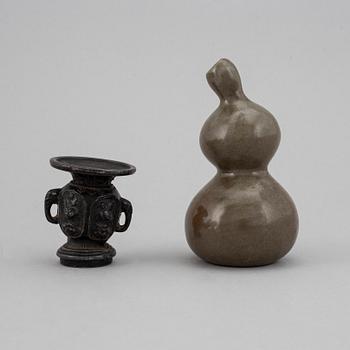 Two Chinese vases, Qingdynasty.