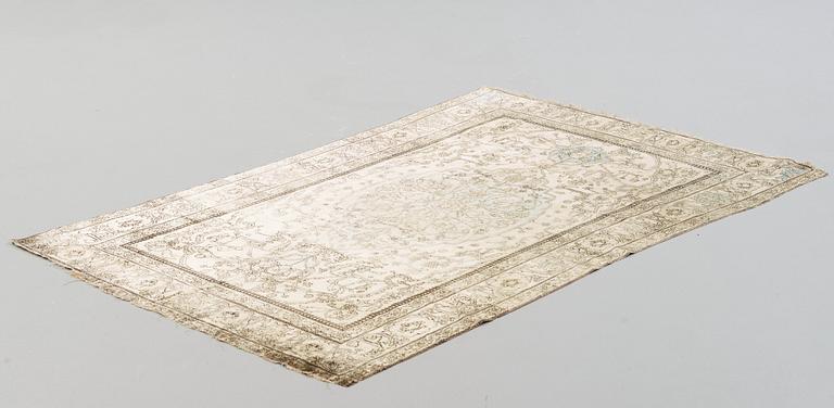 A CARPET, an antique silk Kashan/Tabriz (possibly a Kashan  Motachem), ca 199 x 126,5 cm.