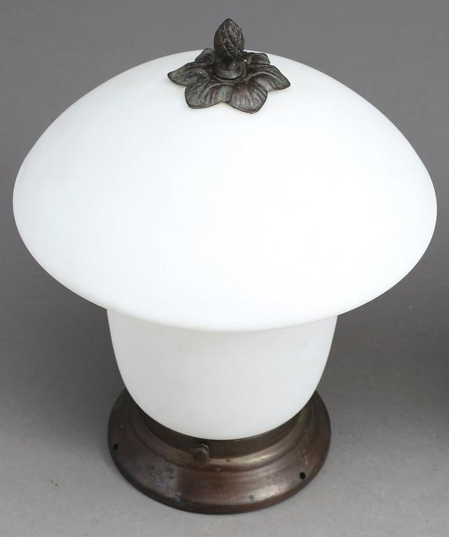 TAKLAMPOR, ett par, 1900-talets början. Metall och opalglas.