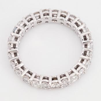 Brilliant-cut diamond ring.