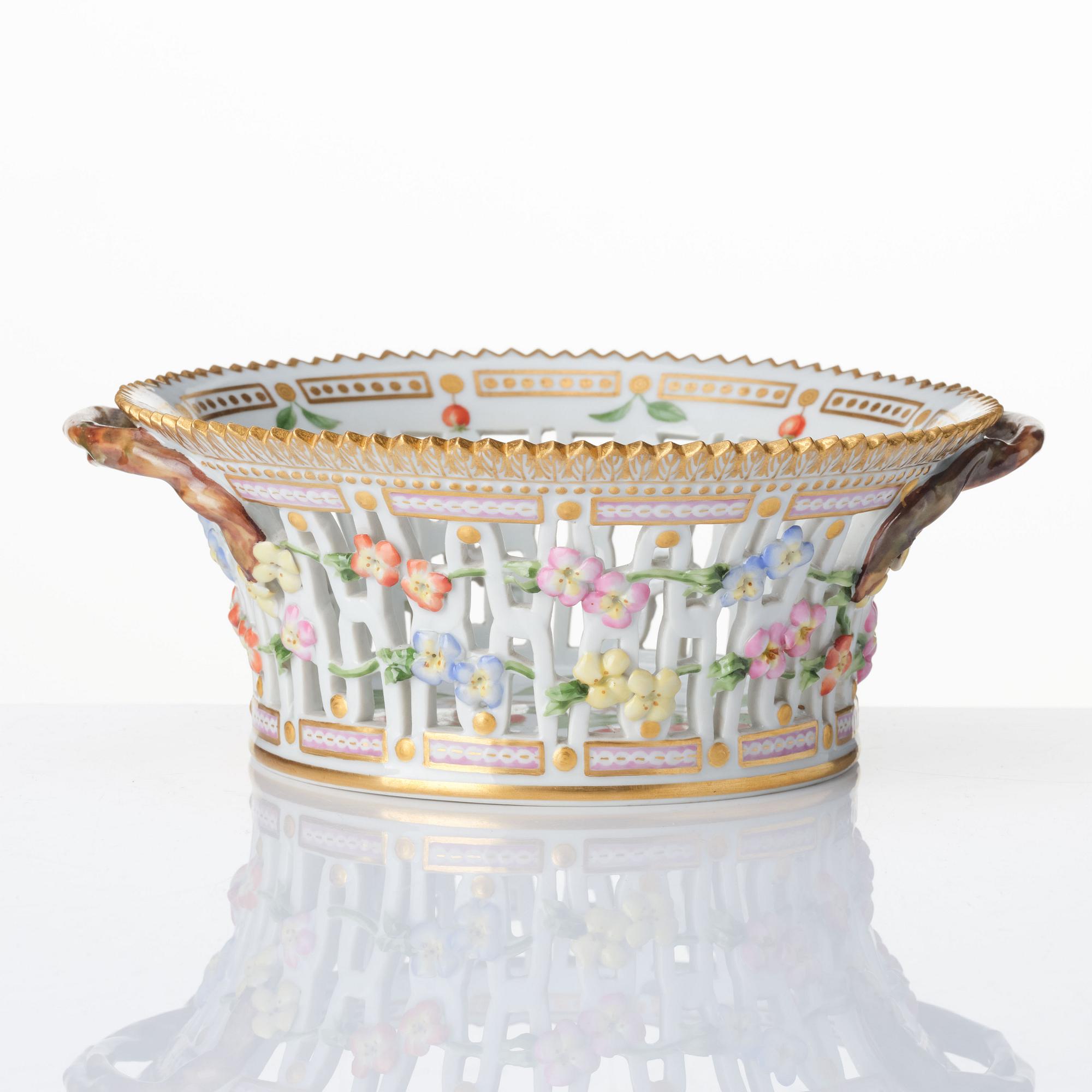 Gallerkorg med fat, porslin. Royal Copenhagen, "Flora Danica", Danmark, 1900-tal.