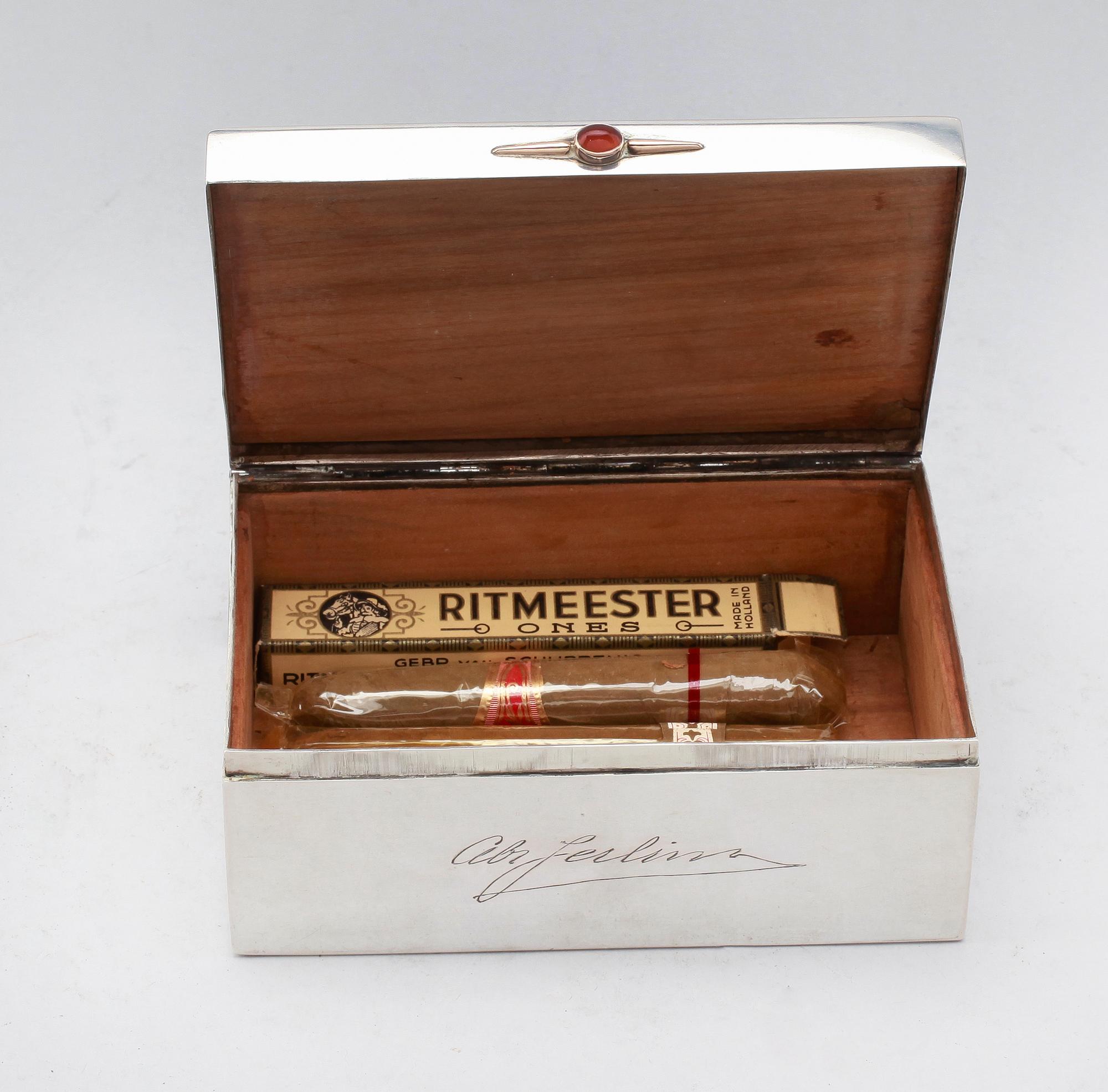 CIGARRLÅDA, silver, 1904. Total vikt med inredning ca 525 gram.