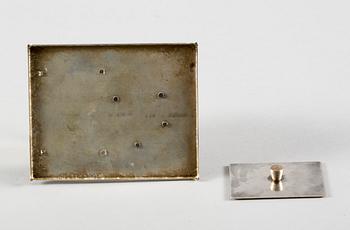 MANSCHETTKNAPPSASK, Eskilstuna, 1900-talets andra hälft.