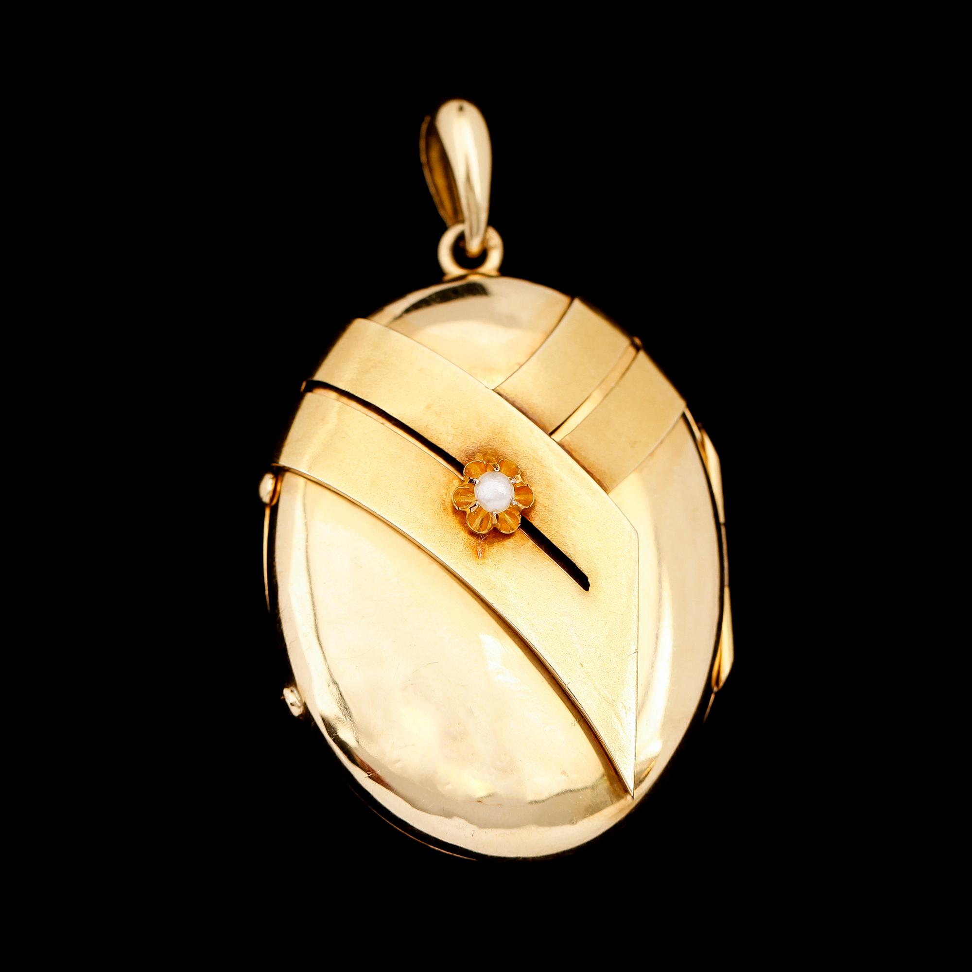 MEDALJONG, 18 k guld, omkring år 1900. Total vikt ca 12 g.