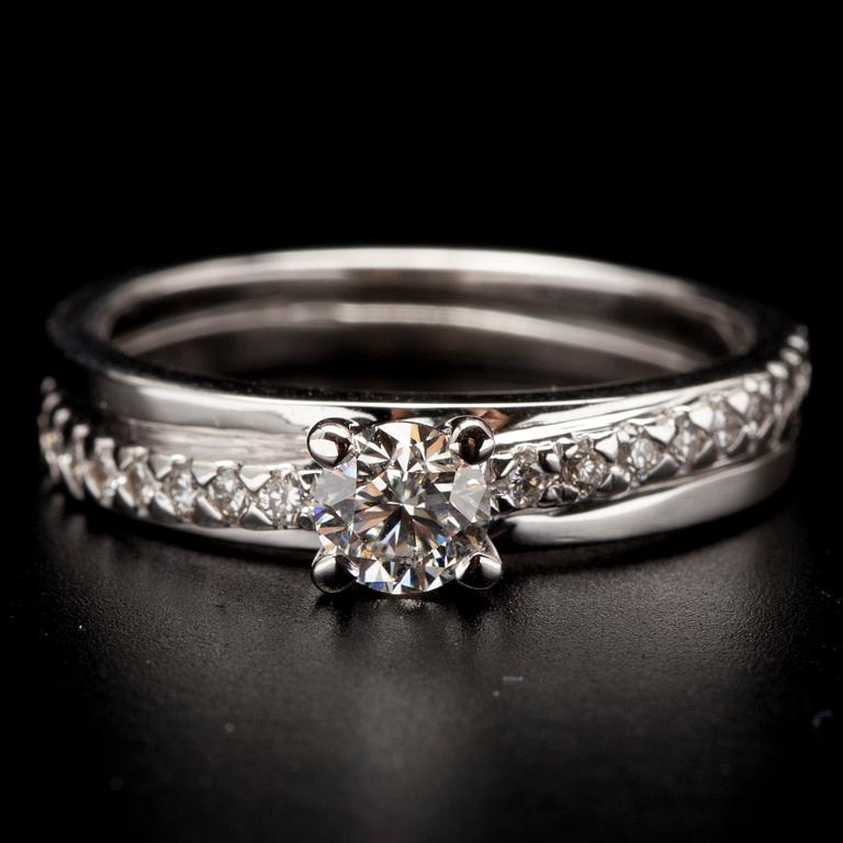 RING, vitguld 18K, mittsten 0,30 ct, sidostenar tot. 0,48 ct. Vikt 3,2 g. Intyg.